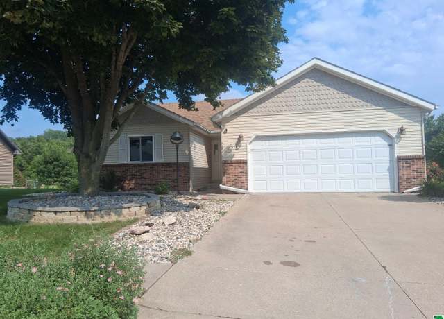 Property at 514 Ascot St, Sioux City, IA 51103, 4 beds, 3 baths