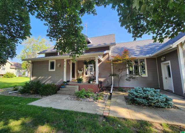 Property at 413 2nd St, Hull, IA 51239, 4 beds, 2.5 baths