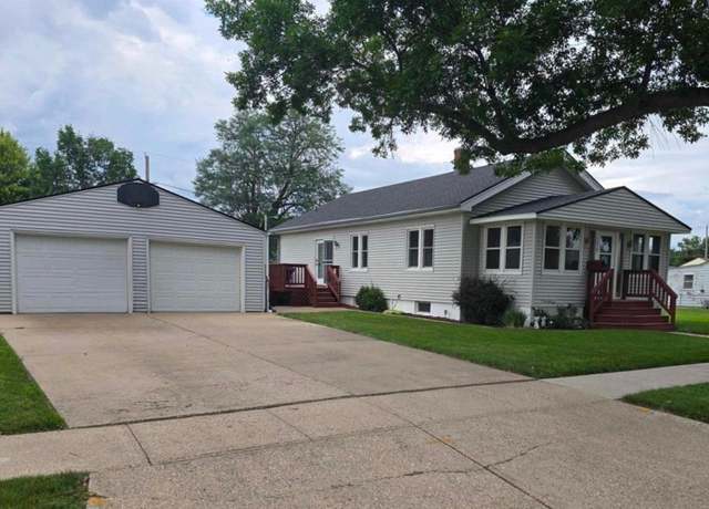 Property at 1219 Goldie Ave, Sioux City, IA 51109, 4 beds, 2 baths