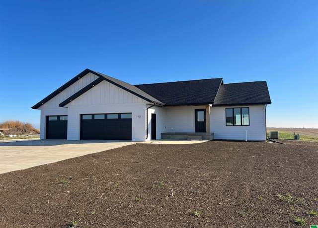 Property at 1701 Lincoln Pl SE, Orange City, IA 51041, 4 beds, 3 baths