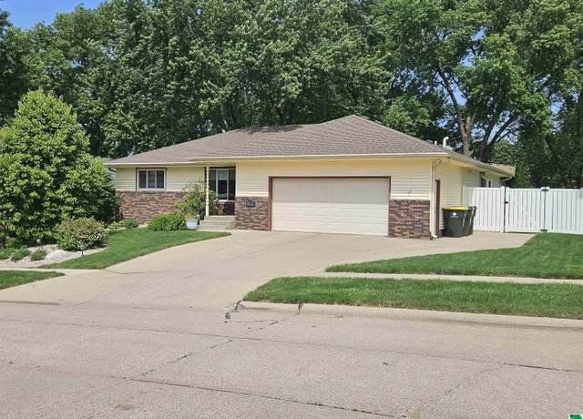 Property at 6121 Pine View Dr, Sioux City, IA 51106, 5 beds, 3.5 baths