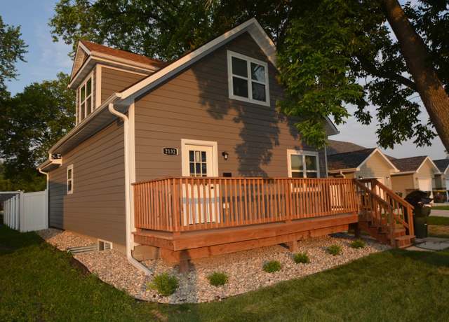 Property at 2132 Nash St, Sioux City, IA 51109, 4 beds, 2 baths