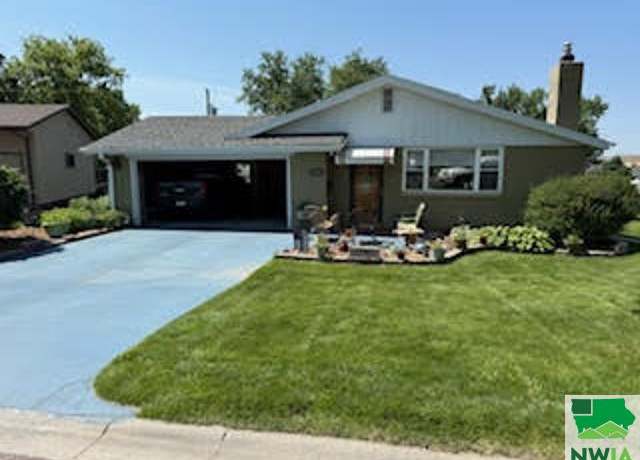 Property at 106 22nd Dr, Norfolk, NE 68701, 3 beds, 2 baths