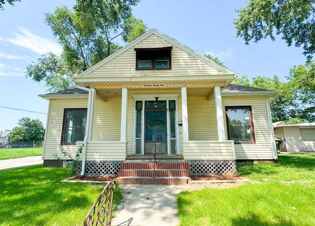 Property at 1421 W 15th St, Sioux City, IA 51103, 4 beds, 2 baths