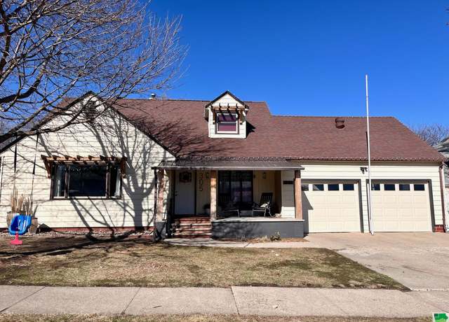 Property at 305 11th St, Alton, IA 51003, 4 beds, 3 baths