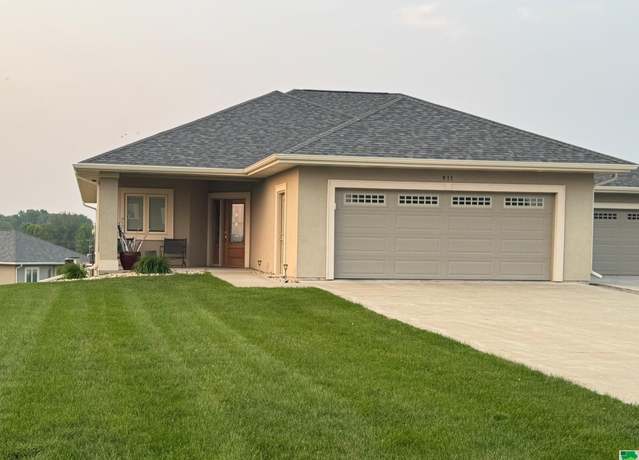 Property at 911 Hoeven Dr, Alton, IA 51003, 4 beds, 2.5 baths