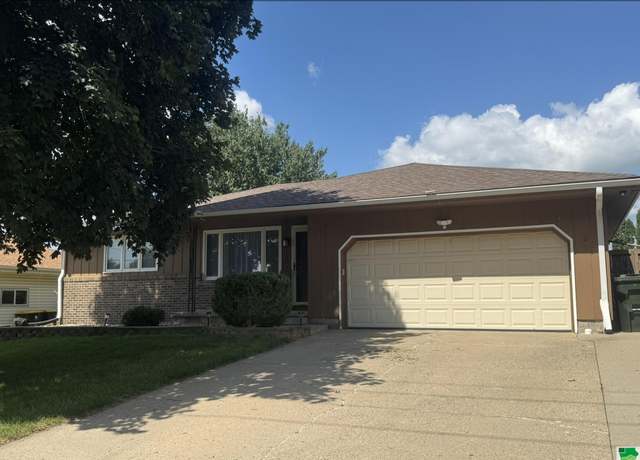 Property at 5811 Lorraine Ave, Sioux City, IA 51106, 4 beds, 2.5 baths