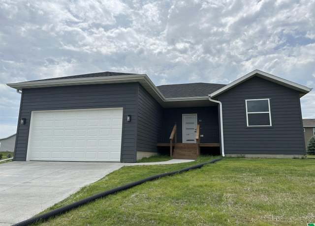 Property at 540 Davis Blvd, Akron, IA 51001, 4 beds, 3 baths
