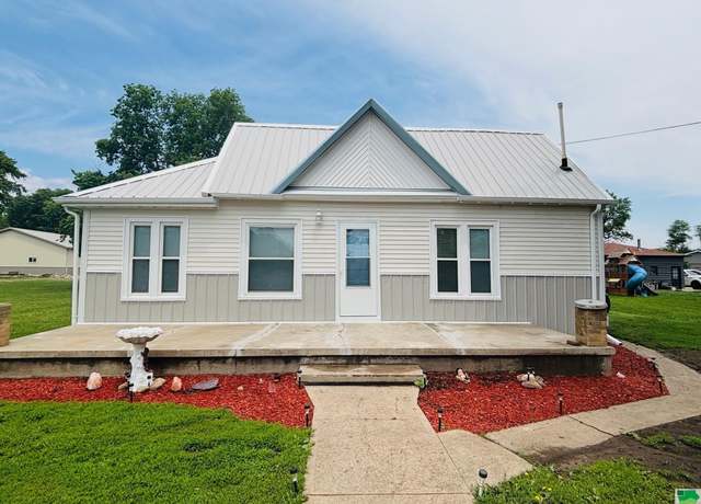 Property at 509 6th St, Correctionville, IA 51016, 2 beds, 2 baths