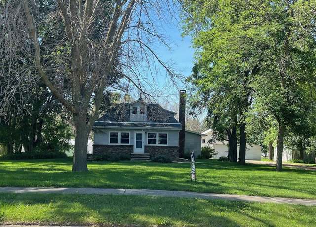 Property at 1140 14th St, Sheldon, IA 51201, 3 beds, 1 bath