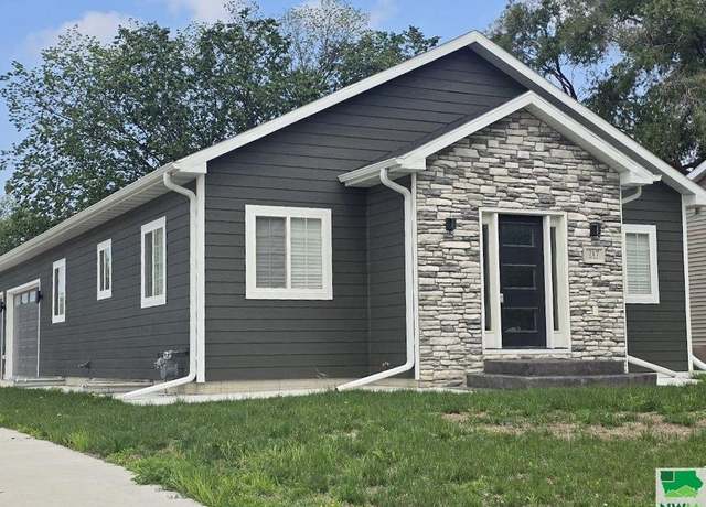 Property at 717 5th Ave, South Sioux City, NE 68776, 4 beds, 2 baths