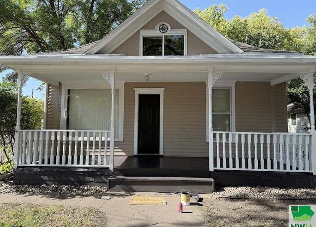 Property at 314 Elm St, Vermillion, SD 57069, 4 beds, 2 baths