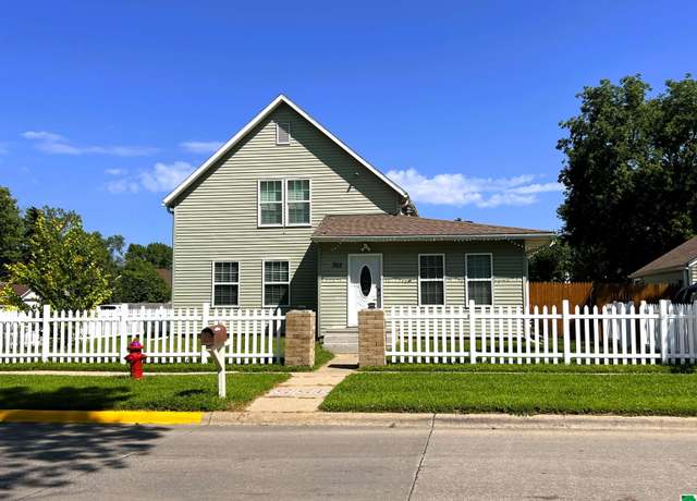 Property at 303 E 21st St, South Sioux City, NE 68776, 4 beds, 2 baths