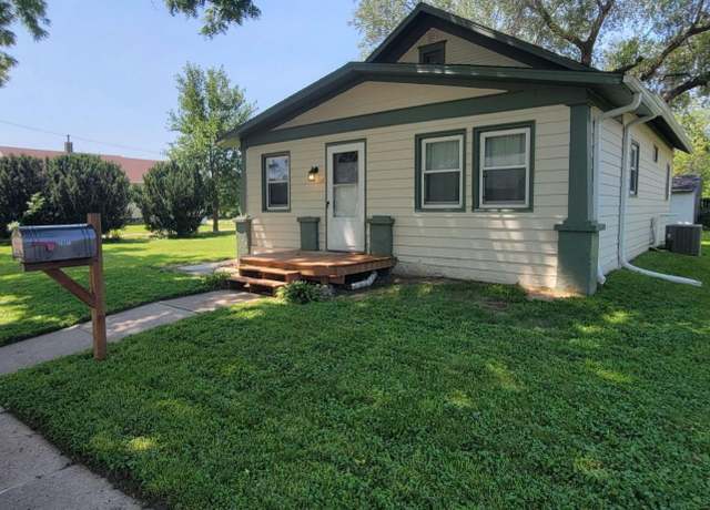 Property at 2017 Roosevelt St, Sioux City, IA 51109, 3 beds, 1 bath