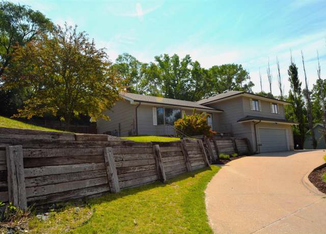 Property at 2820 Dupont St, Sioux City, IA 51104, 5 beds, 3.5 baths