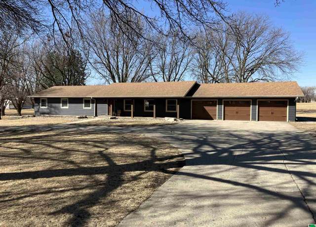 Property at 1600 Minnesota Ave, Alton, IA 51003, 4 beds, 2.5 baths
