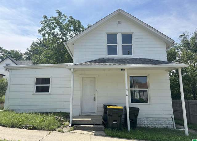 Property at 916 15th St, Sioux City, IA 51105, 4 beds, 2 baths