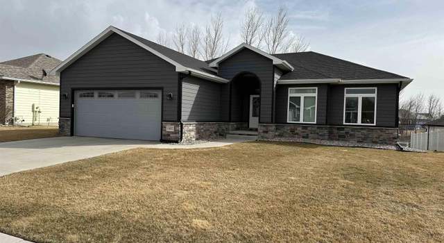 Photo of 1402 Jack Nicklaus Dr, Elk Point, SD 57025