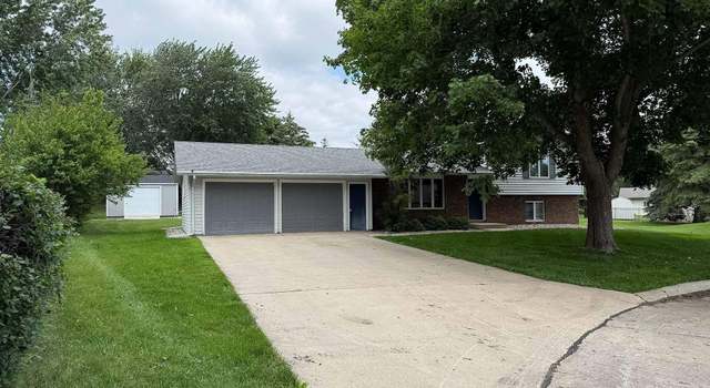 Photo of 1104 3rd St Cir NE, Sioux Center, IA 51250