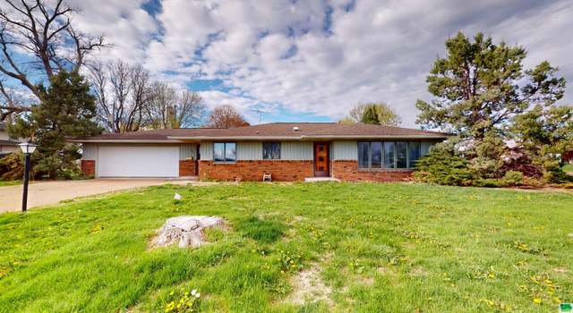 Photo of 108 Lawrence St, Cleghorn, IA 51014