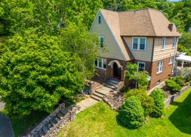 Property at 1112 Maple Ave, Ashland, KY 41101, 3 beds, 1.5 baths