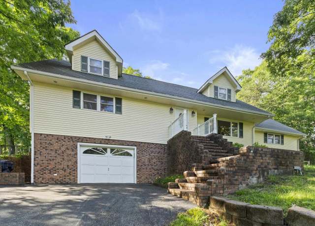 Property at 2952 Rogers Drive Dr, Ashland, KY 41102, 4 beds, 3.5 baths