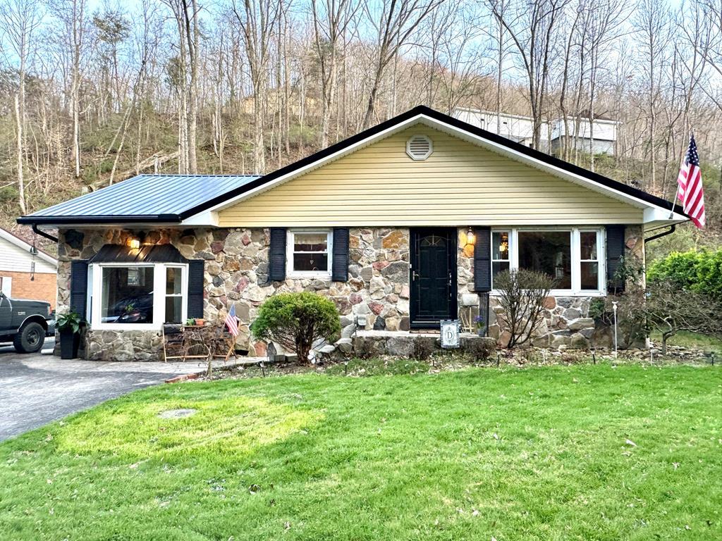 1120 Forest Park Ln, Paintsville, KY 41240 | MLS# 121943 | Redfin