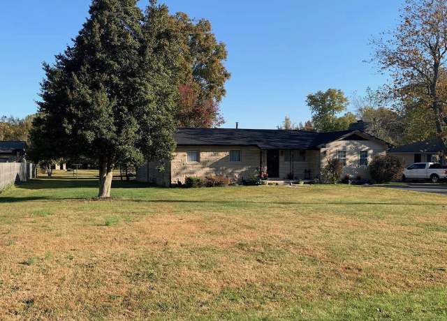 Property at 400 Eastview Dr, Madisonville, KY 42431, 4 beds, 2.5 baths