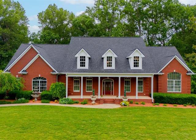 Property at 8020 Cemetery Rd, Bowling Green, KY 42103, 4 beds, 3.5 baths