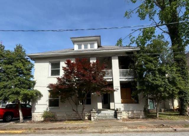 Property at 931 Elm St, Bowling Green, KY 42101, 4 beds, 3 baths