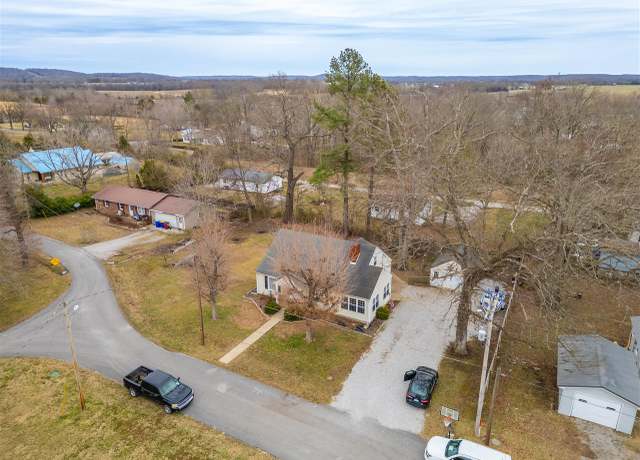 Property at 392 N 2nd St, Lewisburg, KY 42256, 5 beds, 1 bath