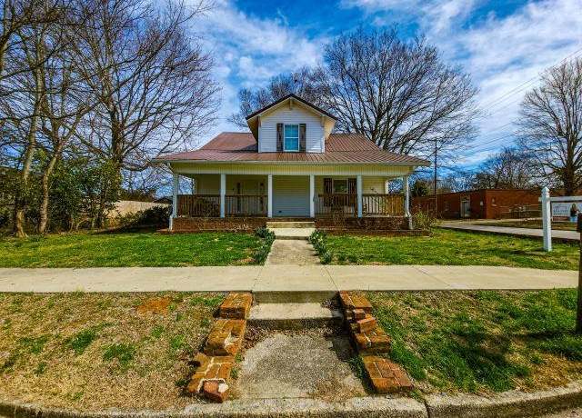 Property at 191 S Breathitt St, Russellville, KY 42276, 5 beds, 2 baths