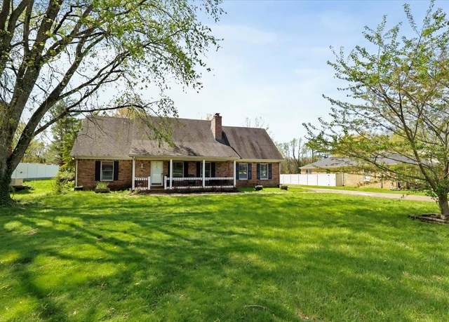 Property at 1015 Lois Ln, Bowling Green, KY 42104, 4 beds, 2.5 baths