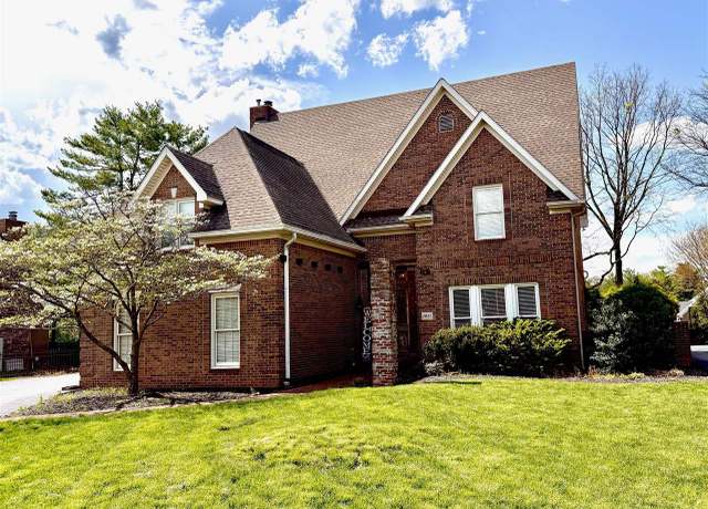 Property at 1027 Fairway St, Bowling Green, KY 42103, 4 beds, 3.5 baths