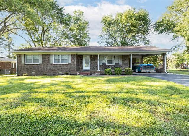 Property at 940 W Main St, Auburn, KY 42206, 3 beds, 2 baths