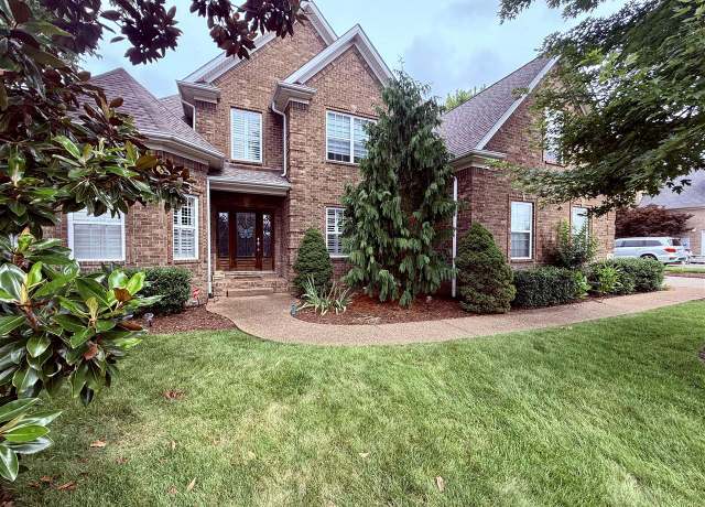 Property at 120 Arrowhead Dr, Bowling Green, KY 42103, 4 beds, 3 baths