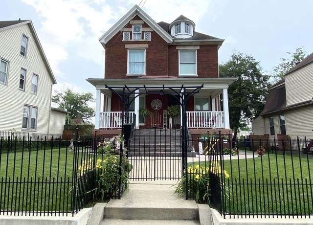 Property at 1722 Jefferson St, Paducah, KY 42001, 3 beds, 2 baths