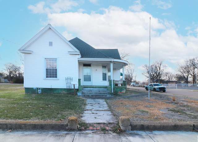 Property at 701 South 4th St, Paducah, KY 42003, 3 beds, 2 baths