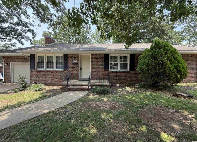 Property at 1406 Sycamore St, Murray, KY 42071, 3 beds, 1.5 baths