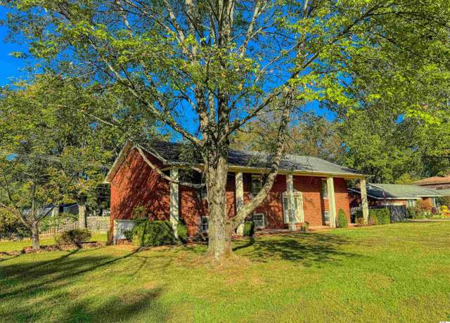 Property at 1516 Canterbury Dr, Murray, KY 42071, 5 beds, 3 baths