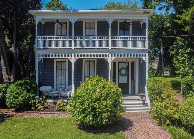 Property at 611 N 6th St, Paducah, KY 42001, 4 beds, 2 baths