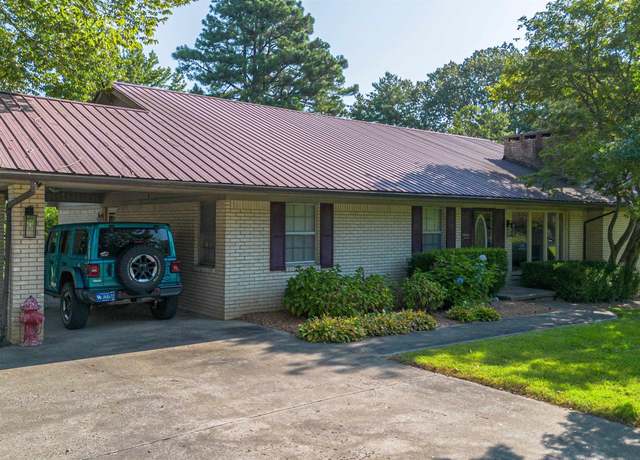 Property at 1717 N Friendship Rd, Paducah, KY 42003, 4 beds, 2.5 baths