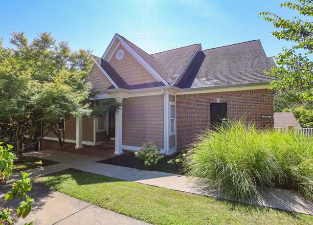 Property at 1067 Lakeview Dr, Paducah, KY 42003, 4 beds, 3 baths