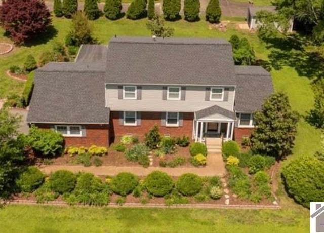 Property at 1806 College Farm Rd, Murray, KY 42071, 5 beds, 3 baths