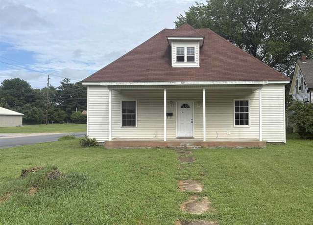 Property at 1102 Mayfield Rd, Paducah, KY 42003, 3 beds, 2 baths