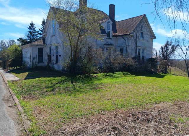 Property at 703 Fulton St, Hickman, KY 42050, 4 beds, 2 baths