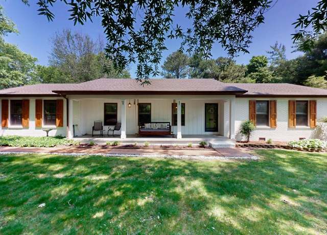 Property at 2016 Brookhaven Dr, Murray, KY 42071, 3 beds, 2 baths
