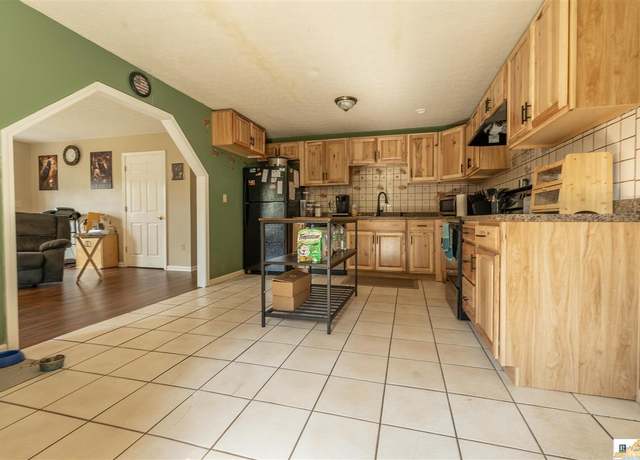 Property at 183 Port Oliver Cir, Scottsville, KY 42164, 3 beds, 2 baths