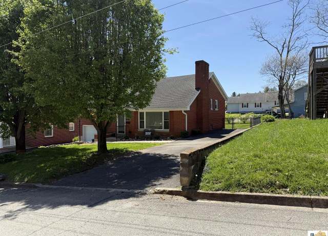 Property at 205 W Guardian St, Columbia, KY 42728, 3 beds, 2.5 baths
