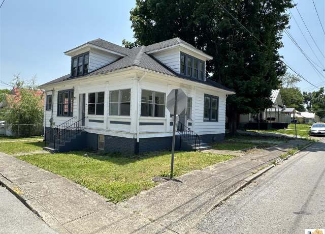 Property at 400 E Washington St, Glasgow, KY 42141, 3 beds, 2.5 baths